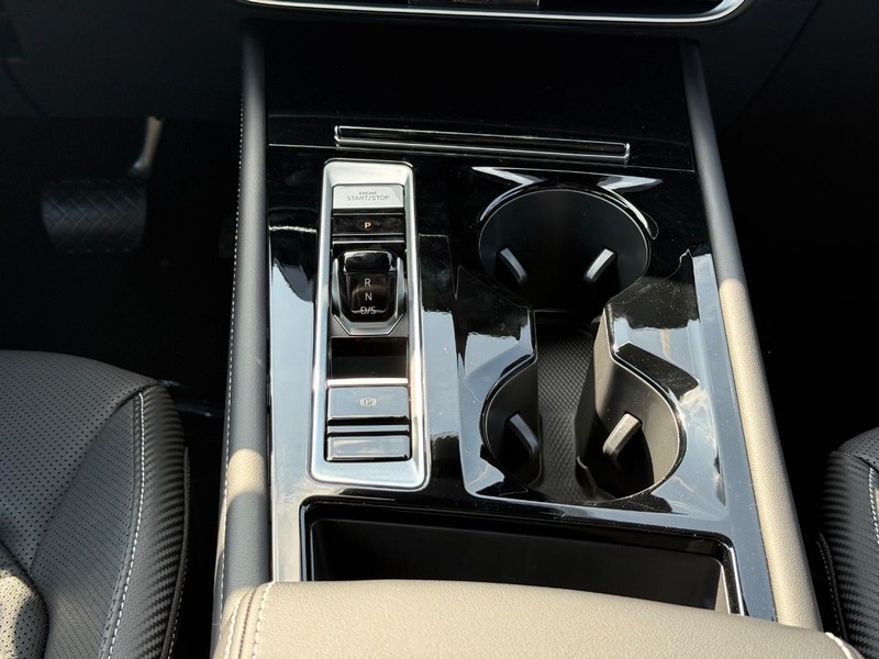Volkswagen Atlas Cross Sport Vehicle Full-screen Gallery Image 8