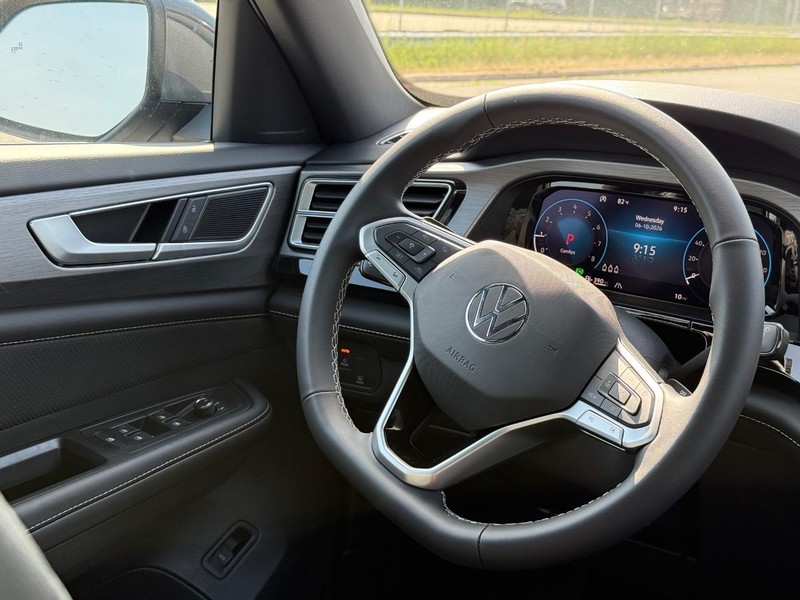 Volkswagen Atlas Cross Sport Vehicle Full-screen Gallery Image 9