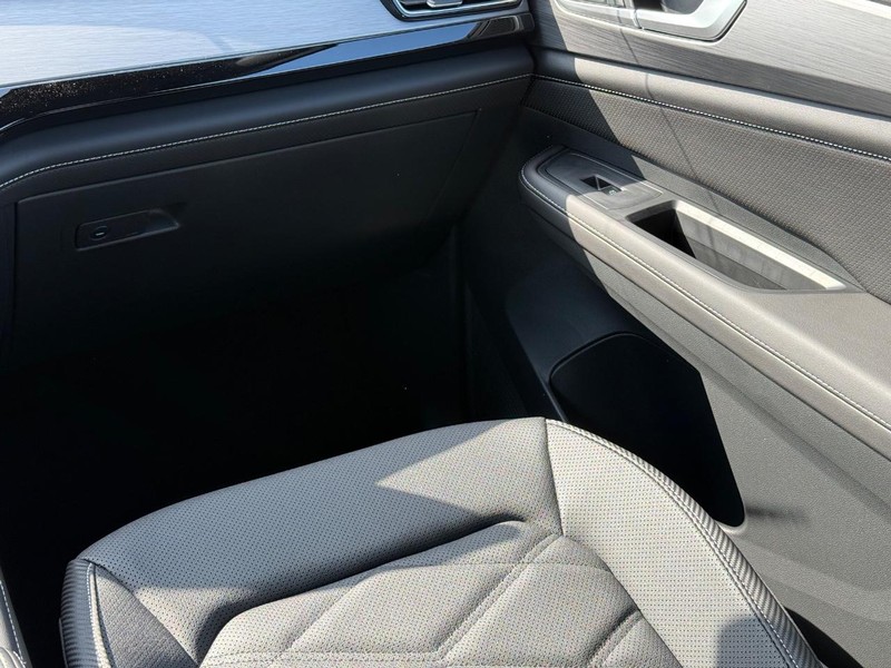 Volkswagen Atlas Cross Sport Vehicle Full-screen Gallery Image 10