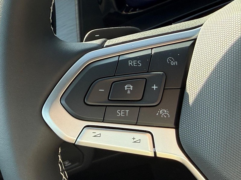 Volkswagen Atlas Cross Sport Vehicle Full-screen Gallery Image 11