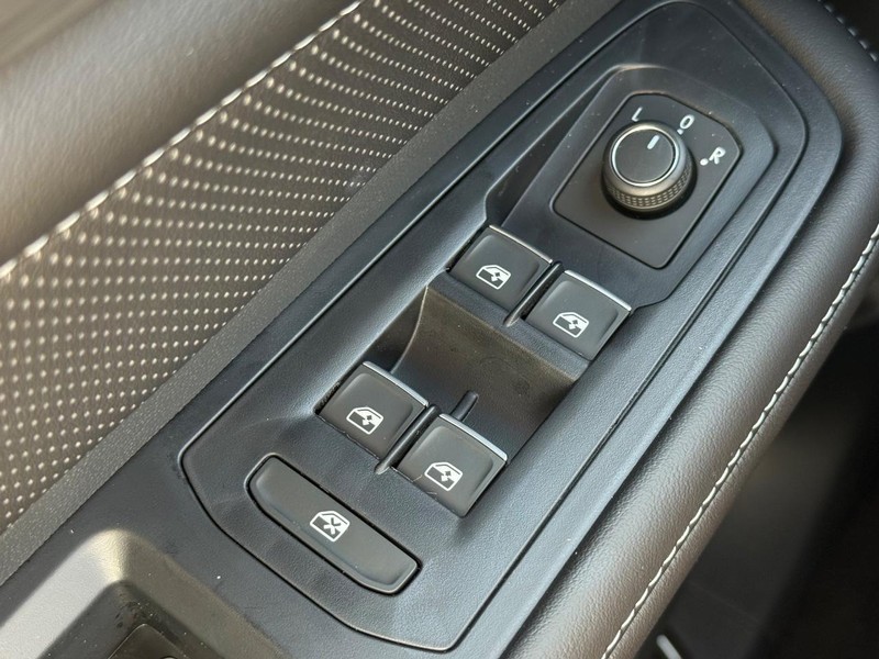 Volkswagen Atlas Cross Sport Vehicle Full-screen Gallery Image 15