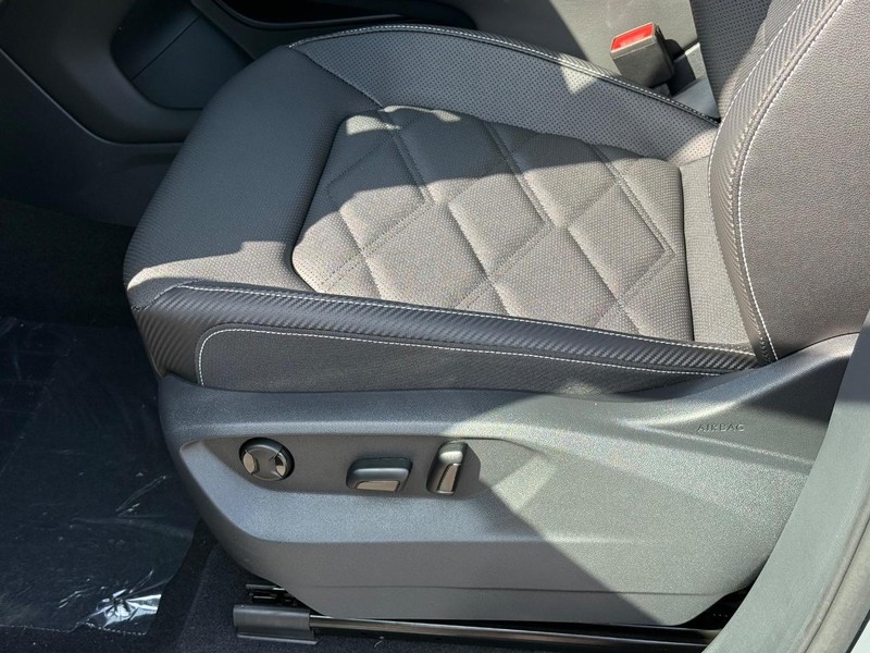 Volkswagen Atlas Cross Sport Vehicle Full-screen Gallery Image 16