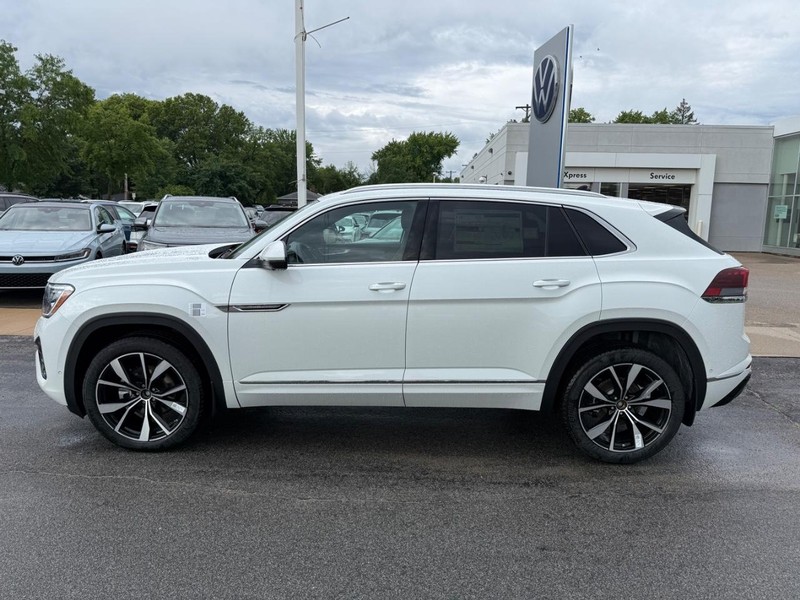 Volkswagen Atlas Cross Sport Vehicle Full-screen Gallery Image 2