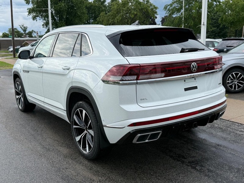 Volkswagen Atlas Cross Sport Vehicle Full-screen Gallery Image 3