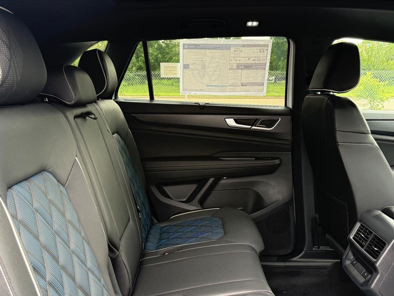 Volkswagen Atlas Cross Sport Vehicle Full-screen Gallery Image 4
