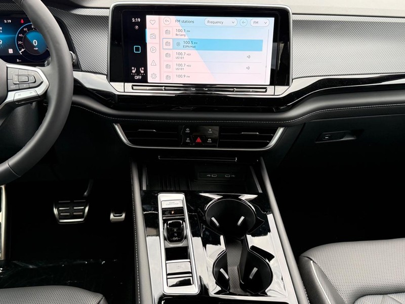 Volkswagen Atlas Cross Sport Vehicle Full-screen Gallery Image 5