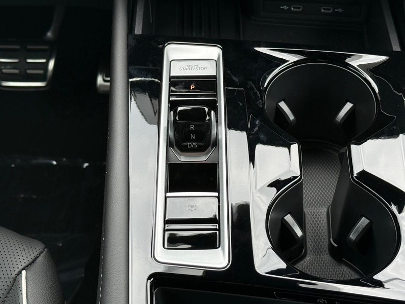 Volkswagen Atlas Cross Sport Vehicle Full-screen Gallery Image 7
