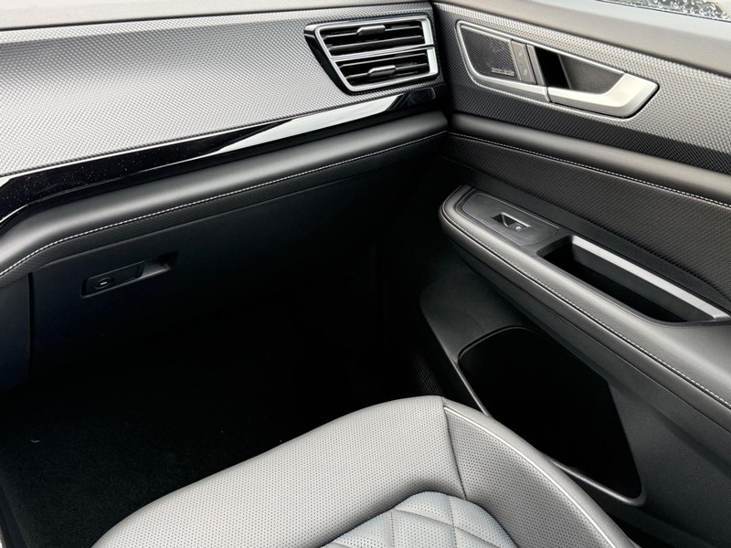 Volkswagen Atlas Cross Sport Vehicle Full-screen Gallery Image 8