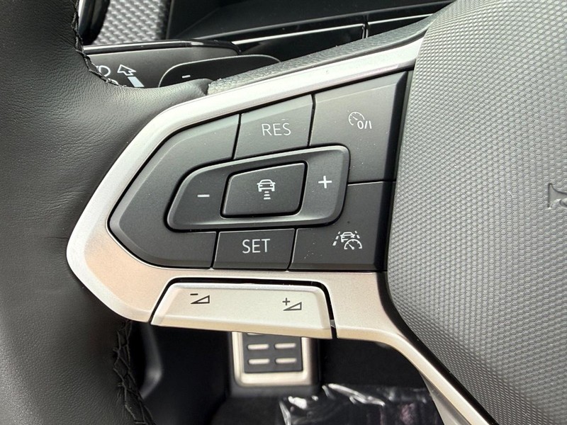 Volkswagen Atlas Cross Sport Vehicle Full-screen Gallery Image 9