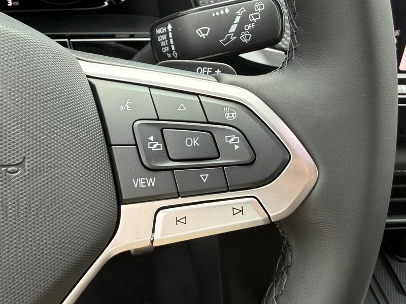 Volkswagen Atlas Cross Sport Vehicle Full-screen Gallery Image 10