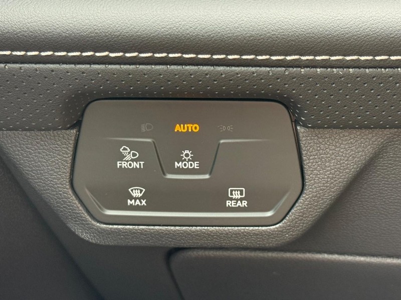 Volkswagen Atlas Cross Sport Vehicle Full-screen Gallery Image 12