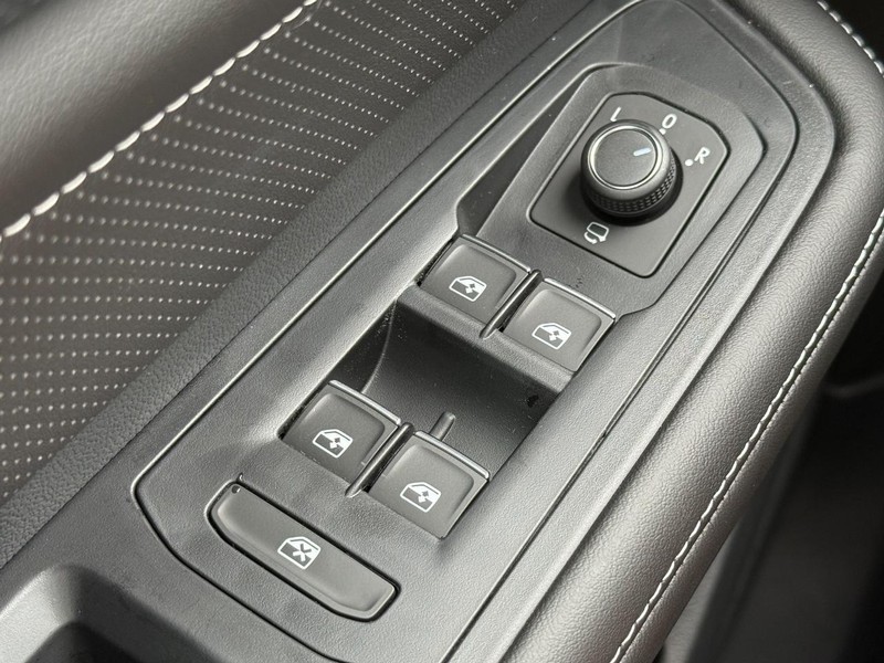 Volkswagen Atlas Cross Sport Vehicle Full-screen Gallery Image 13