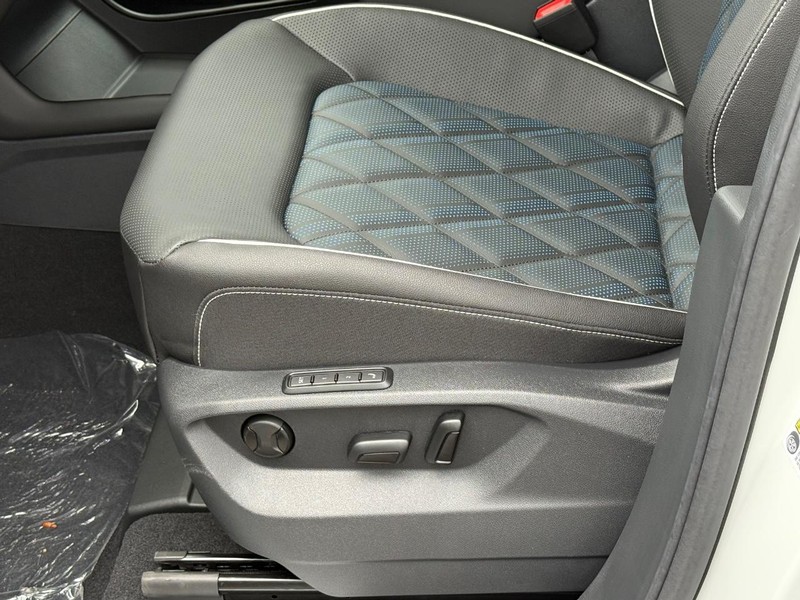 Volkswagen Atlas Cross Sport Vehicle Full-screen Gallery Image 14