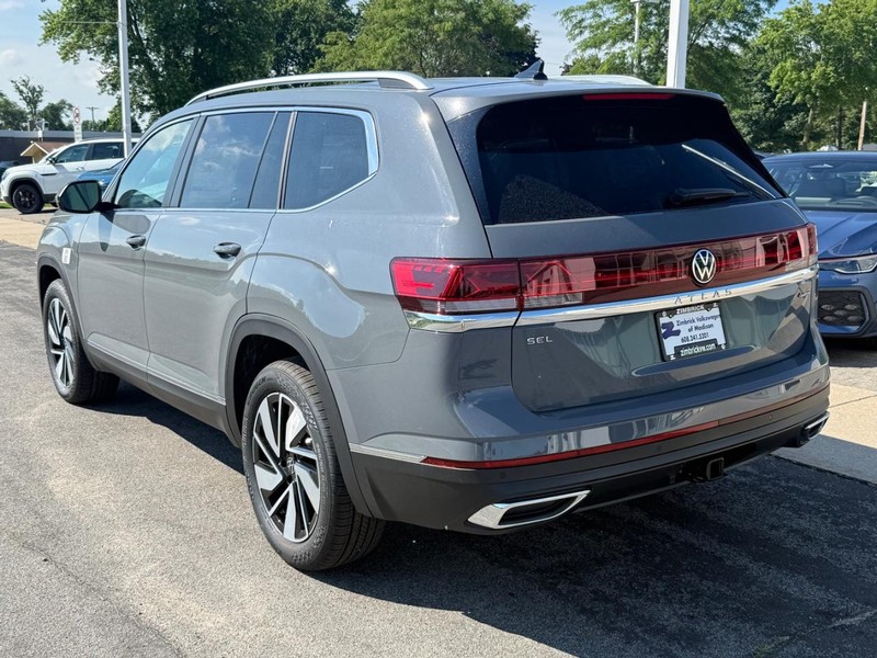 Volkswagen Atlas Vehicle Full-screen Gallery Image 3