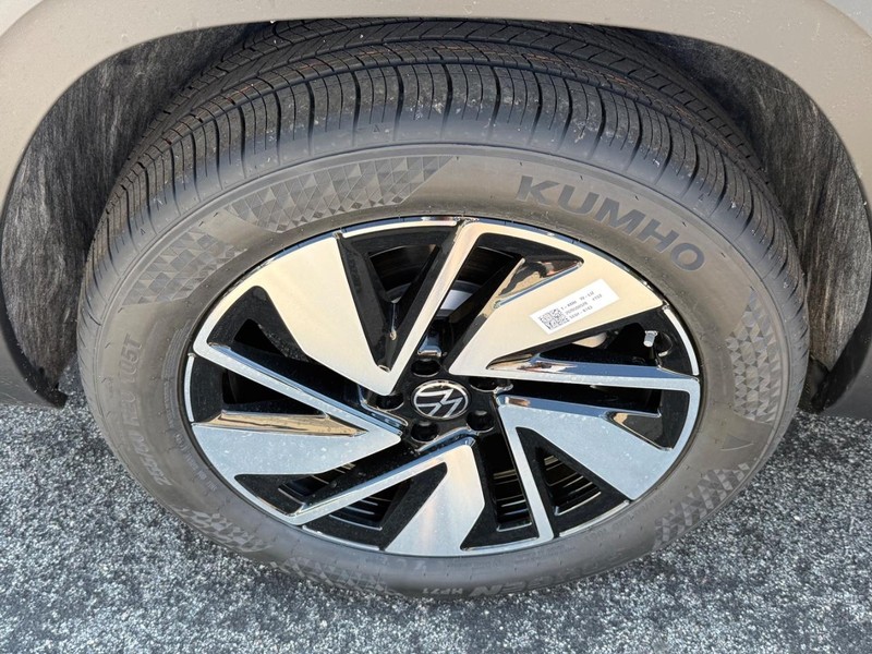 Volkswagen Atlas Vehicle Full-screen Gallery Image 4