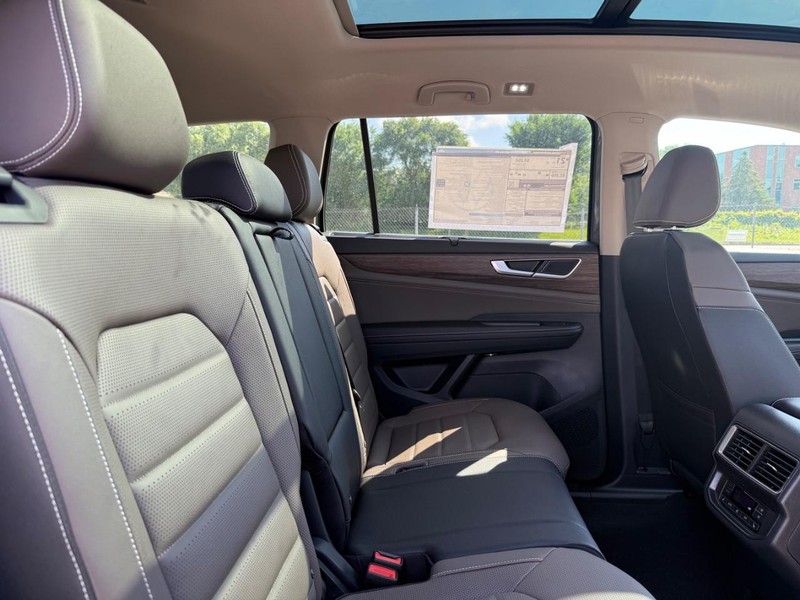 Volkswagen Atlas Vehicle Full-screen Gallery Image 5