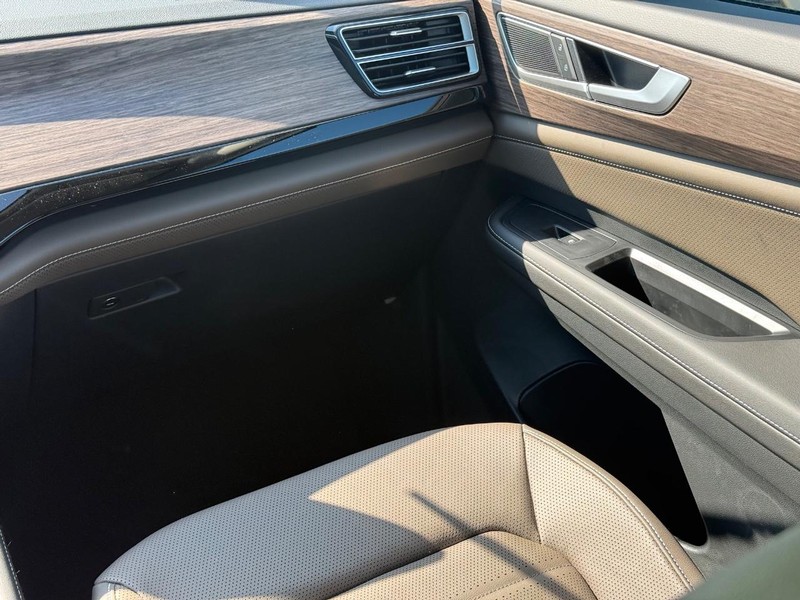 Volkswagen Atlas Vehicle Full-screen Gallery Image 11