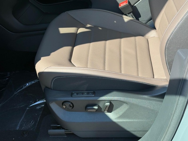 Volkswagen Atlas Vehicle Full-screen Gallery Image 17