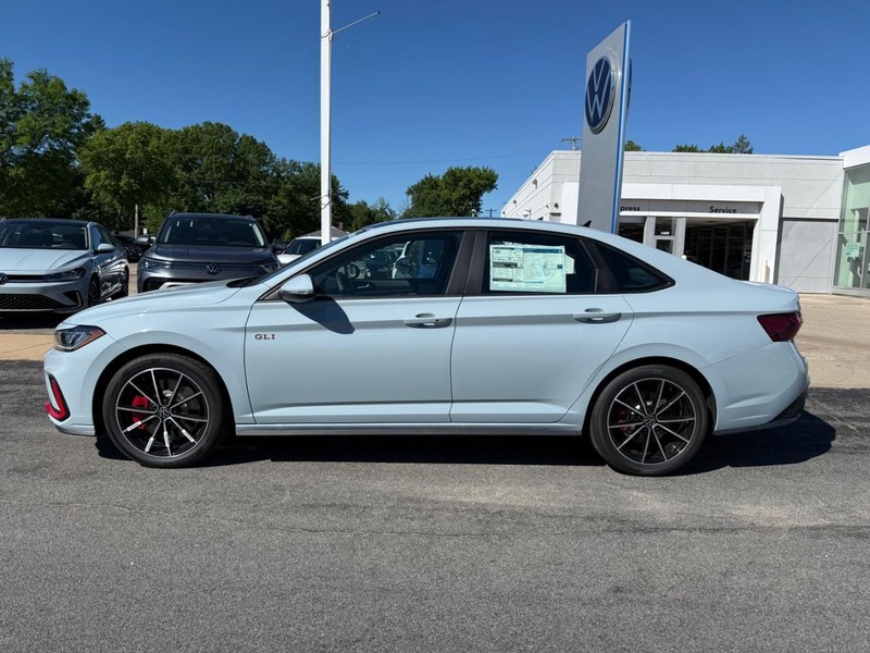 Volkswagen Jetta GLI Vehicle Full-screen Gallery Image 2