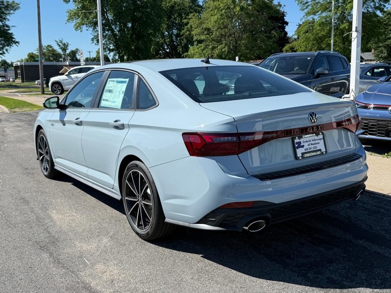 Volkswagen Jetta GLI Vehicle Full-screen Gallery Image 3