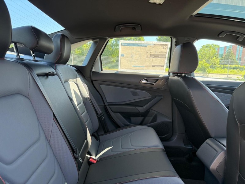 Volkswagen Jetta GLI Vehicle Full-screen Gallery Image 5