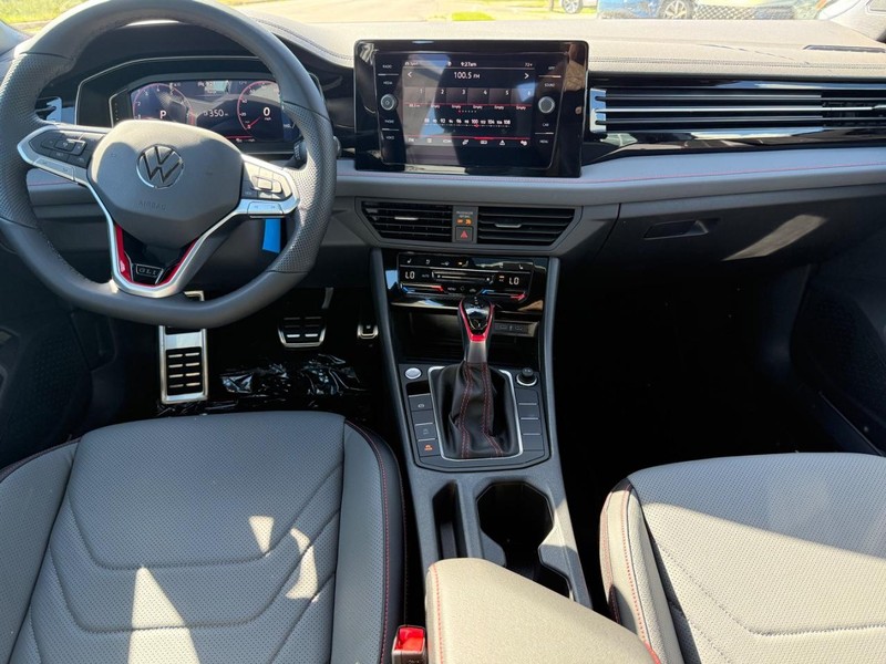 Volkswagen Jetta GLI Vehicle Full-screen Gallery Image 6