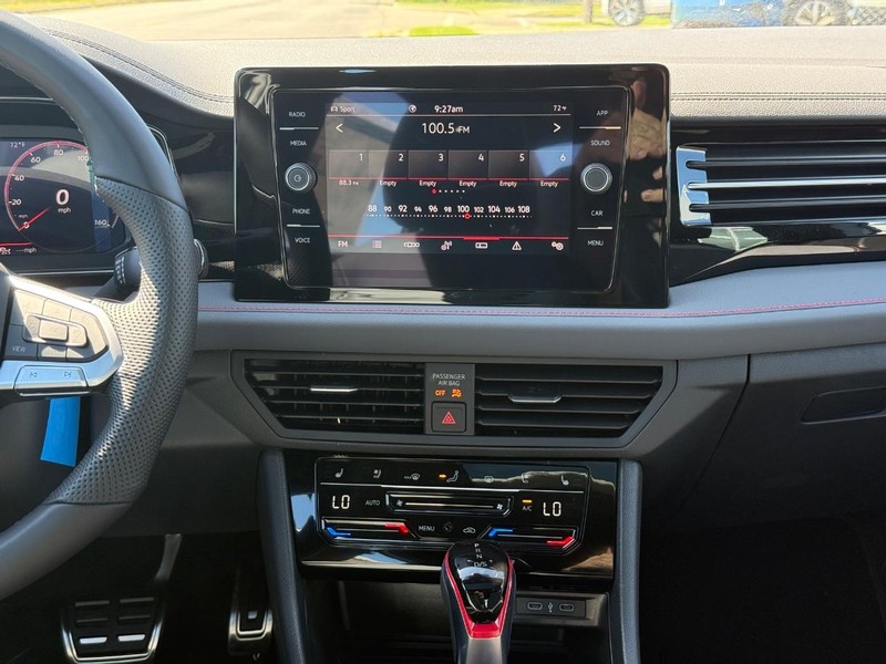 Volkswagen Jetta GLI Vehicle Full-screen Gallery Image 7
