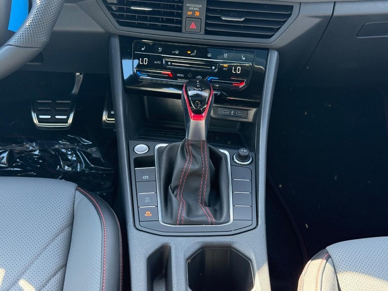 Volkswagen Jetta GLI Vehicle Full-screen Gallery Image 8