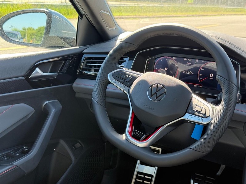 Volkswagen Jetta GLI Vehicle Full-screen Gallery Image 9