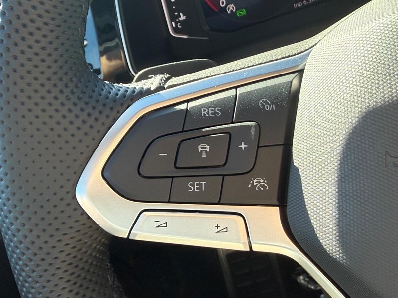 Volkswagen Jetta GLI Vehicle Full-screen Gallery Image 12