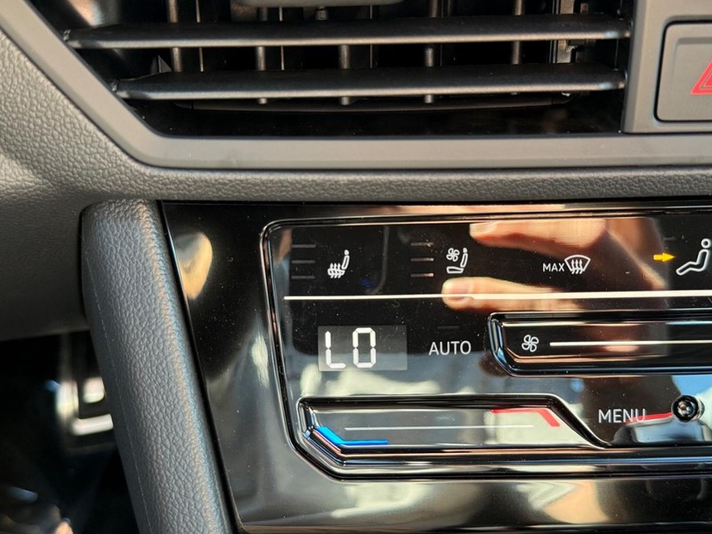 Volkswagen Jetta GLI Vehicle Full-screen Gallery Image 15