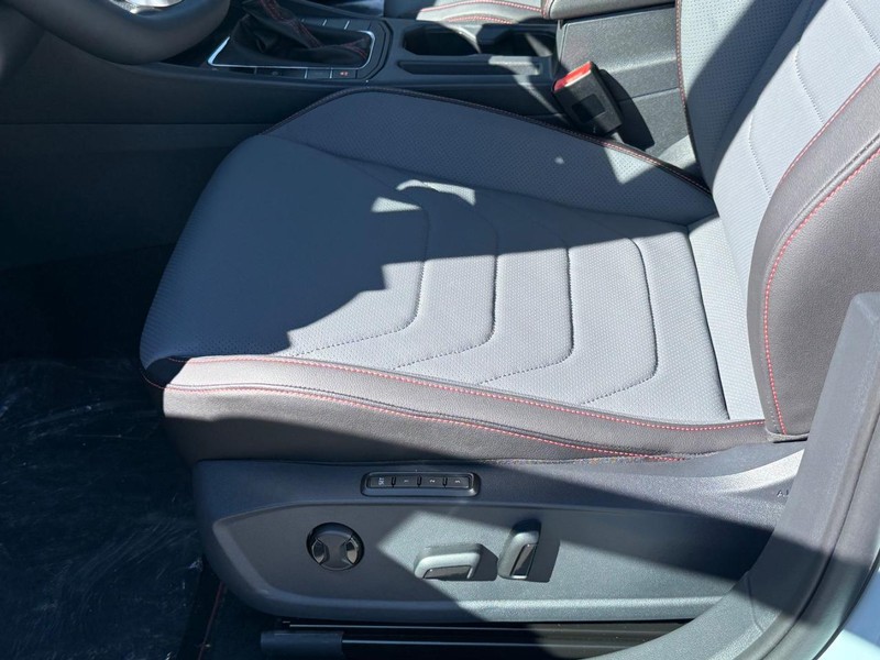 Volkswagen Jetta GLI Vehicle Full-screen Gallery Image 17