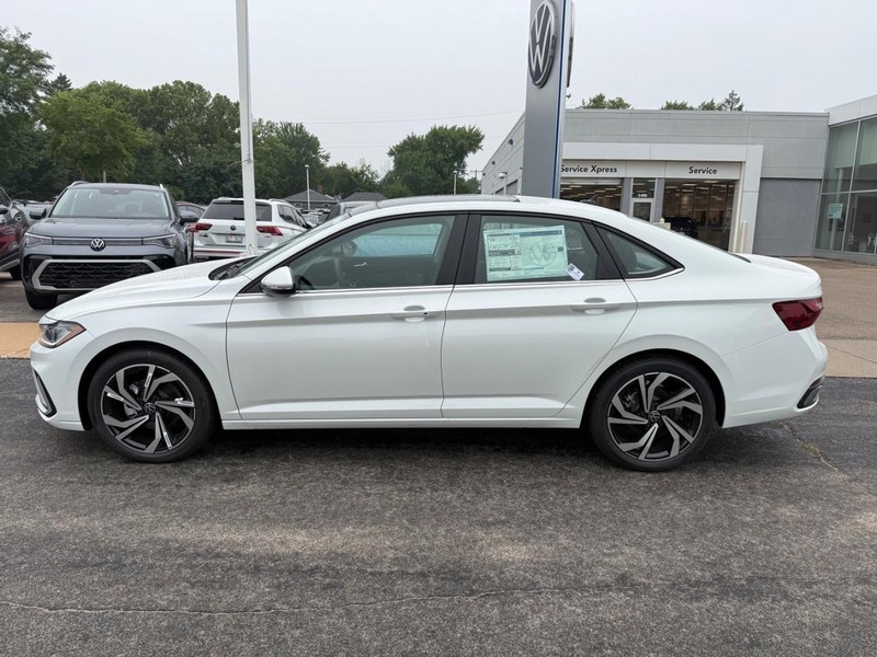 Volkswagen Jetta Vehicle Full-screen Gallery Image 2