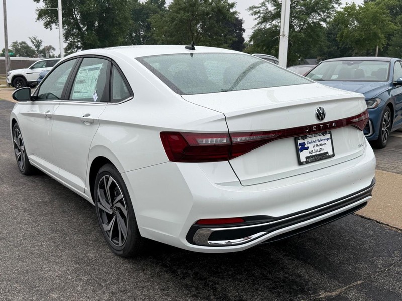 Volkswagen Jetta Vehicle Full-screen Gallery Image 3