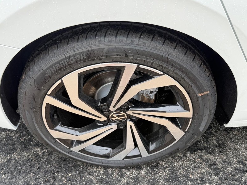 Volkswagen Jetta Vehicle Full-screen Gallery Image 4