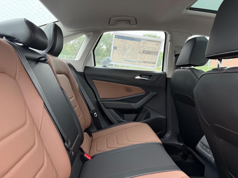Volkswagen Jetta Vehicle Full-screen Gallery Image 5