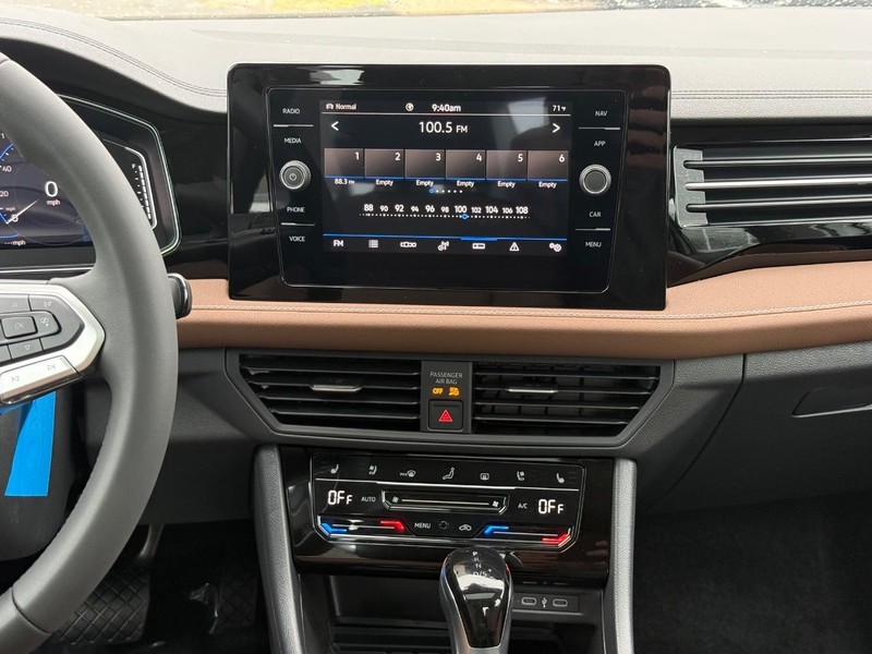 Volkswagen Jetta Vehicle Full-screen Gallery Image 7
