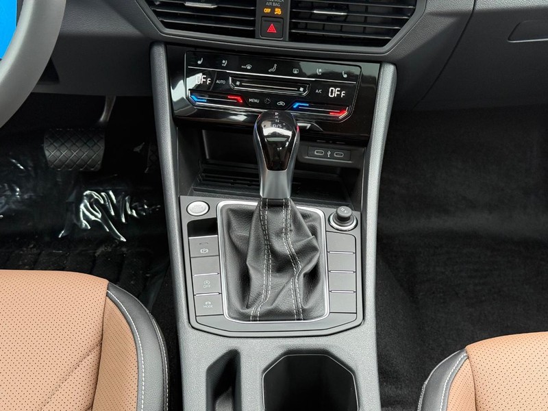 Volkswagen Jetta Vehicle Full-screen Gallery Image 8
