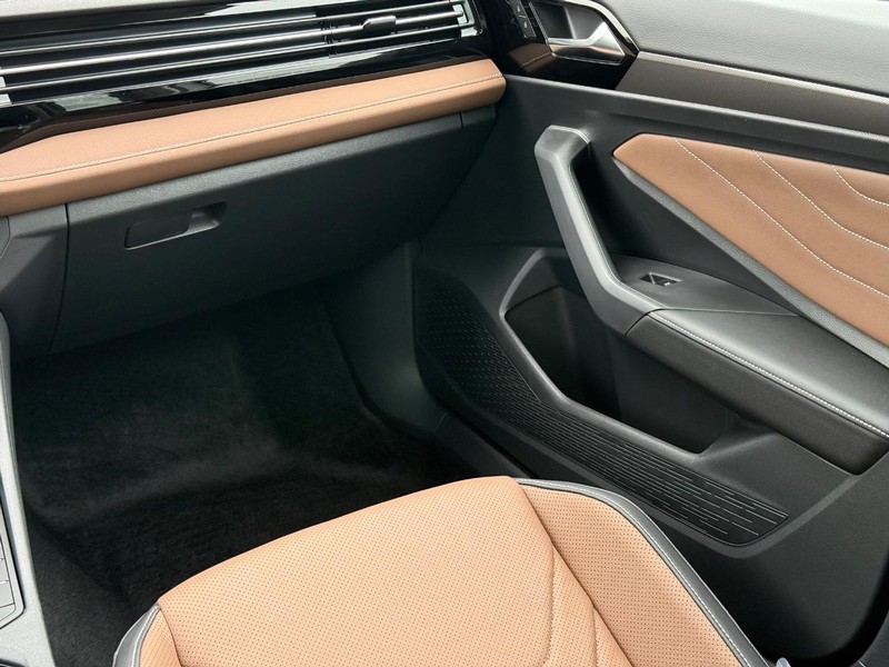 Volkswagen Jetta Vehicle Full-screen Gallery Image 11