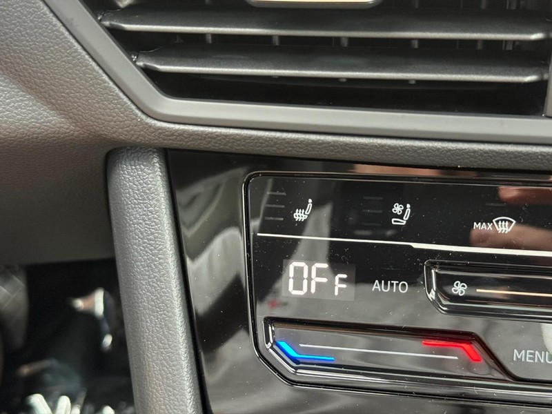 Volkswagen Jetta Vehicle Full-screen Gallery Image 15
