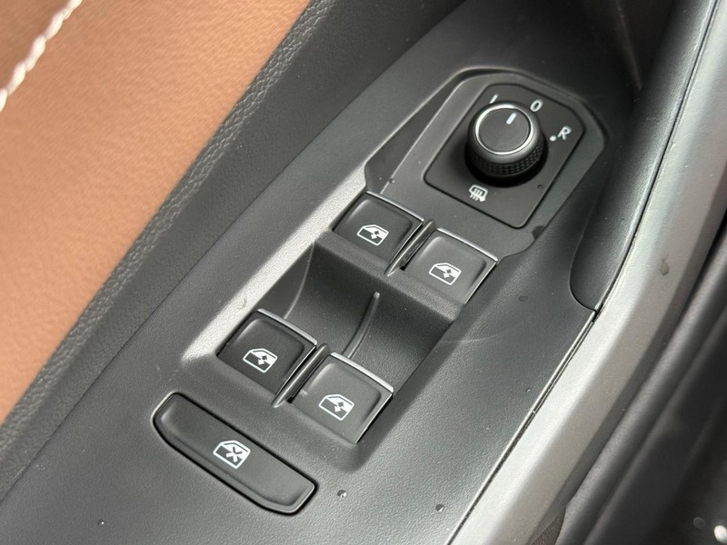 Volkswagen Jetta Vehicle Full-screen Gallery Image 16