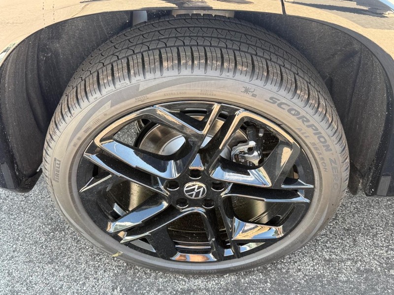 Volkswagen Tiguan Vehicle Full-screen Gallery Image 4