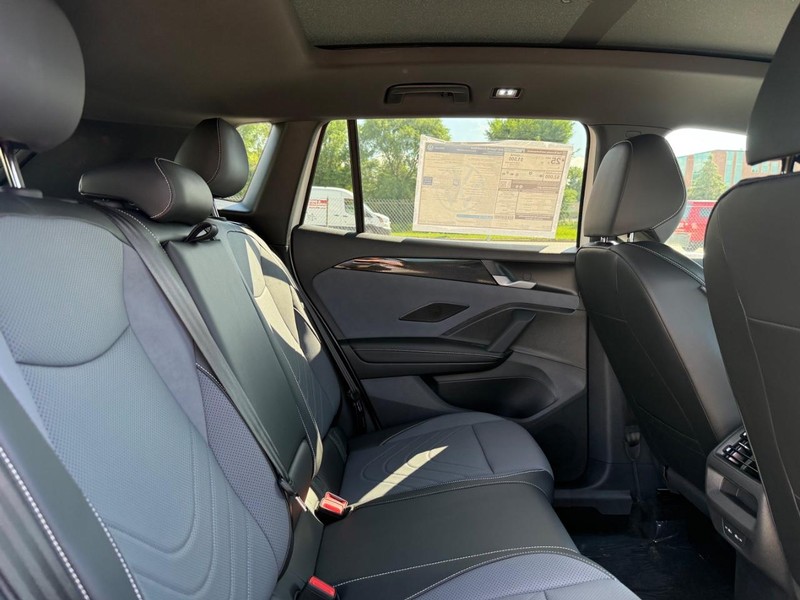 Volkswagen Tiguan Vehicle Full-screen Gallery Image 5