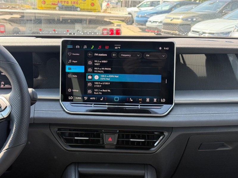 Volkswagen Tiguan Vehicle Full-screen Gallery Image 7