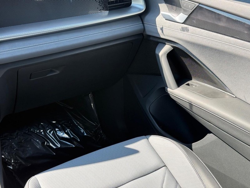 Volkswagen Tiguan Vehicle Full-screen Gallery Image 9