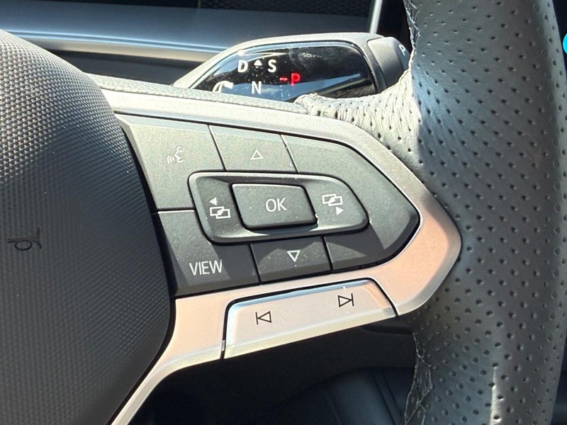 Volkswagen Tiguan Vehicle Full-screen Gallery Image 11