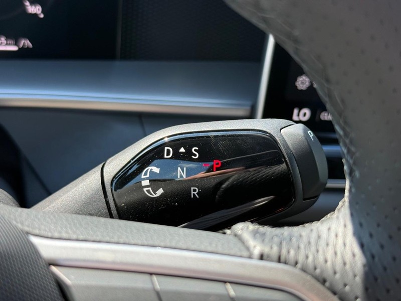 Volkswagen Tiguan Vehicle Full-screen Gallery Image 12