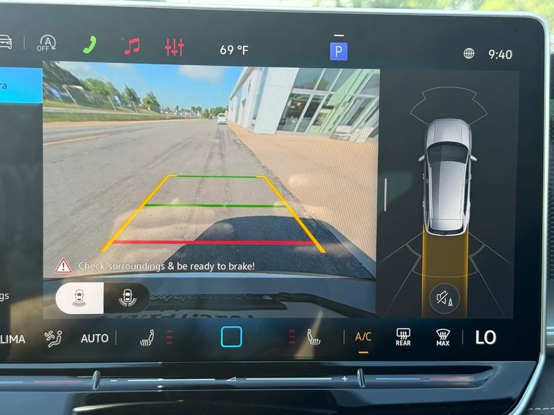 Volkswagen Tiguan Vehicle Full-screen Gallery Image 13