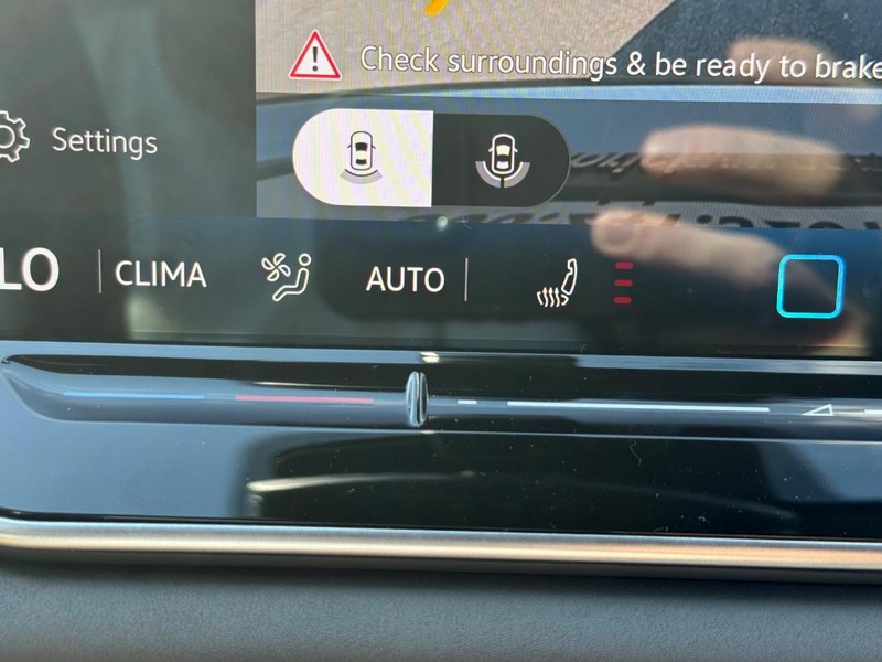 Volkswagen Tiguan Vehicle Full-screen Gallery Image 14