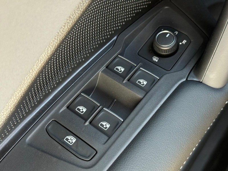 Volkswagen Tiguan Vehicle Full-screen Gallery Image 15
